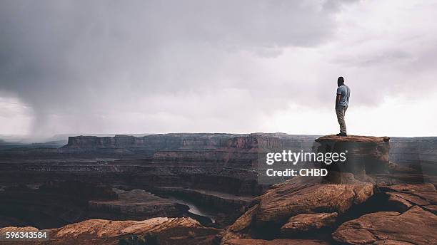 on the edge of canyonlands - brant klippa bildbanksfoton och bilder