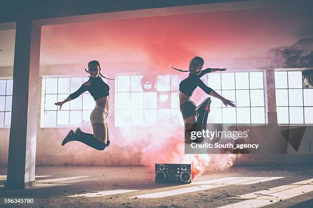 springen und tanzen - damen leichtathletikdisziplin stock-fotos und bilder