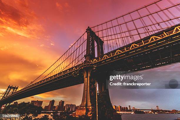 manhattan bridge in new york city - manhattan bridge stock pictures, royalty-free photos & images