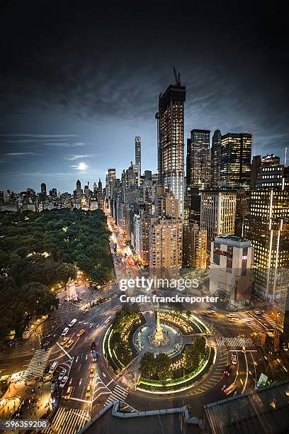 columbus circle square en manhattan en la noche - columbus circle fotografías e imágenes de stock