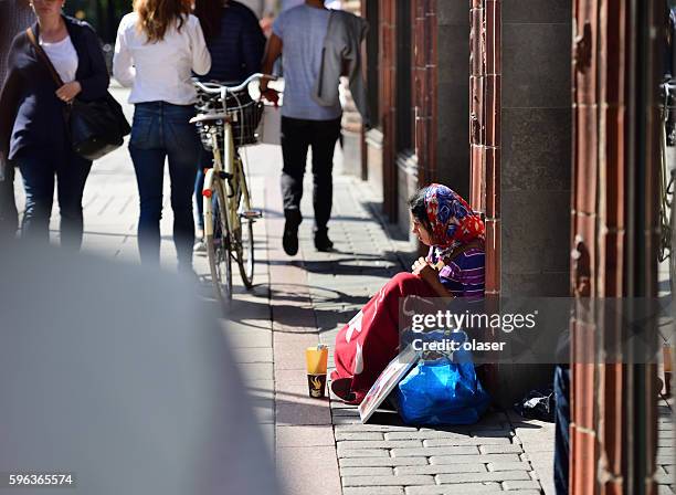mendigo rumano en las calles de estocolmo - limosna fotografías e imágenes de stock