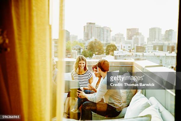 businesswoman discussing project with coworkers - city life authentic stockfoto's en -beelden