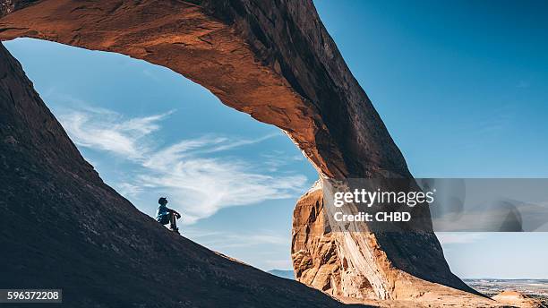 natural wonders of utah - groot vs klein stockfoto's en -beelden