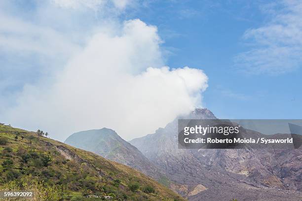soufrière hills volcano montserrat - montserrat antilles photos et images de collection