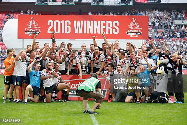 Hull FC celebrate after winning the Ladbrokes Challenge Cup Final between Hull FC and Warrington Wolves at Wembley Stadium on August 27, 2016 in...