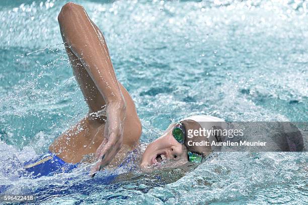 Daryna Zevina of Ukraine competes in the 400m Women's Freestyle Finals on day two of the FINA Swimming World Cup 2016 on August 27, 2016 in Chartres,...