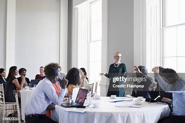 group of people at a business conference - geschäftskonferenz stock-fotos und bilder