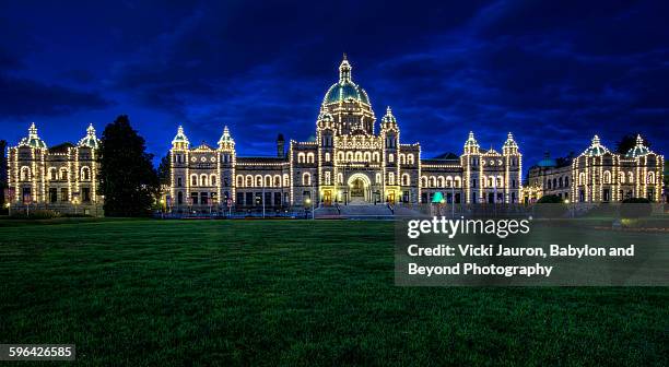 parliament building at night, victoria bc - british columbia legislature stock pictures, royalty-free photos & images