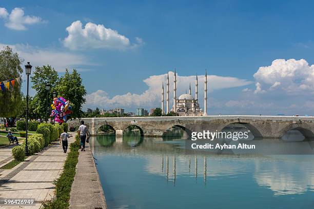 taskopru bridge and sabanci mosque in adana,turkey - adana fotografías e imágenes de stock