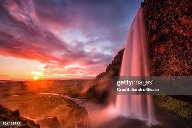 seljalandsfoss waterfall sunset - セリャランスフォス ストックフォトと画像