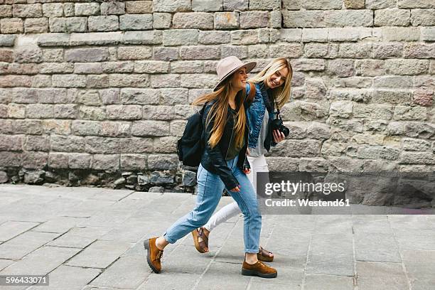 spain, barcelona, two young women walking in the city - city 2 fotografías e imágenes de stock