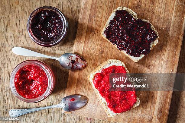 homemade raspberry and blackberry jam with chia seeds, slices of bread - marmelade stock-fotos und bilder