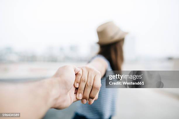 holding hands, close-up - confiança imagens e fotografias de stock