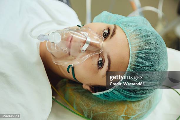 patient with respiratory mask awake on operating room table - verdovingsmiddel stockfoto's en -beelden