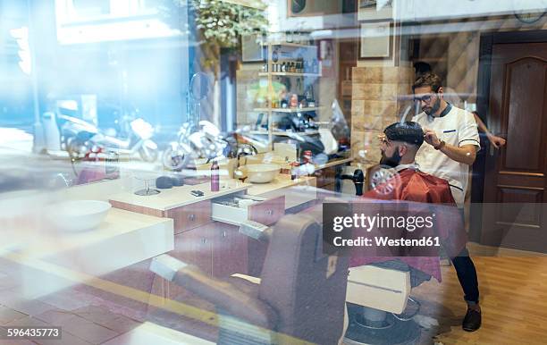 barber cutting hair of a customer - hair salon imagens e fotografias de stock