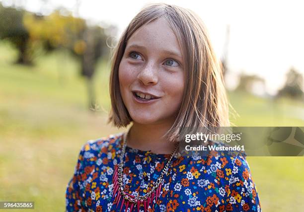 portrait of smiling blond girl with freckles - blonde girl freckles - fotografias e filmes do acervo