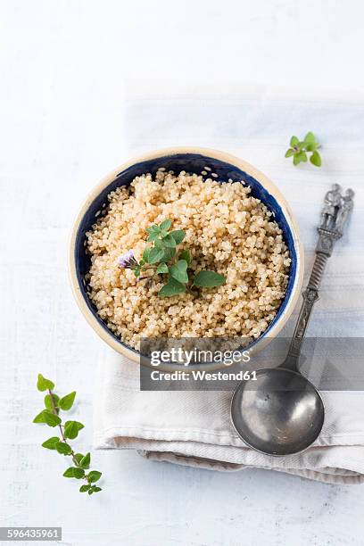 bowl of boiled quinoa - quinua fotografías e imágenes de stock