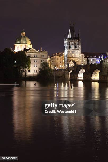 czechia, prague, view to lighted old town bridge tower at night - río vltava fotografías e imágenes de stock