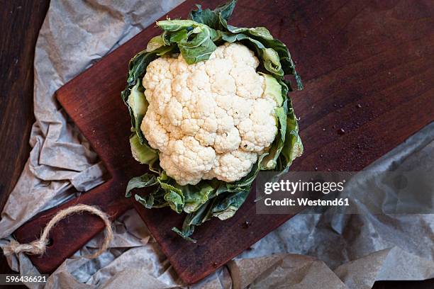 white cauliflower on chopping board - califlower stock-fotos und bilder