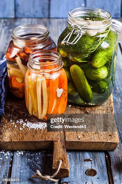 gherkins fermenting, gherkins and carrots in preserving jars - gären stock-fotos und bilder
