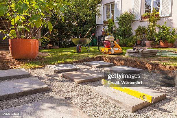 foundation for a garden shed - cabana estrutura construída imagens e fotografias de stock