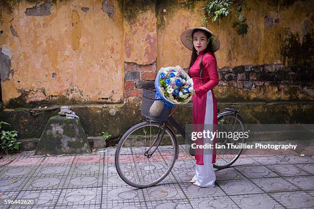 vietnamese woman in traditional costume - asian style conical hat fotografías e imágenes de stock