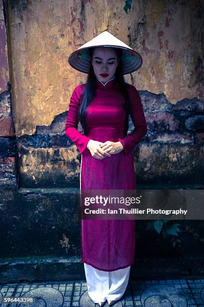 vietnamese woman in traditional costume - asian style conical hat fotografías e imágenes de stock