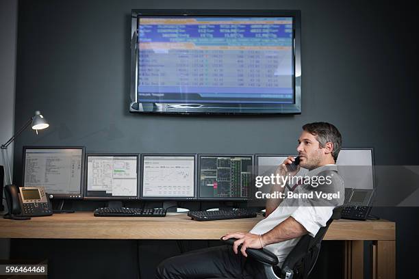 exchange broker speaking on phone - traders stockfoto's en -beelden