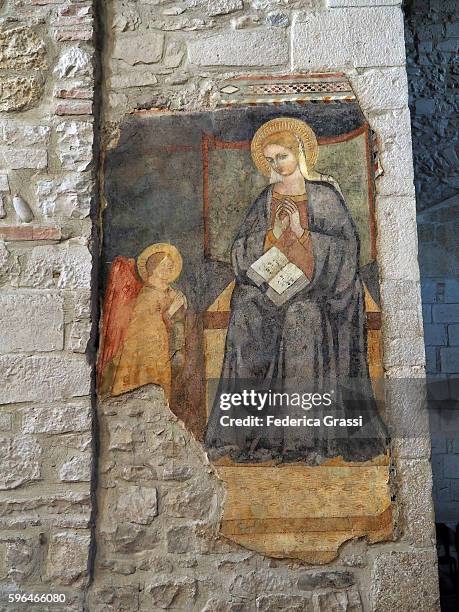 religious fresco of the annunciation to the holy virgin mary, abbey of venosa, basilicata, southern italy - annunciation 個照片及圖片檔
