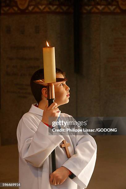 altar boy in sainte genevieve's cathedral, nanterre. - altar boy stock pictures, royalty-free photos & images
