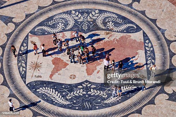 portugal, lisbon, monument of the discoveries - instrumento de navegación fotografías e imágenes de stock