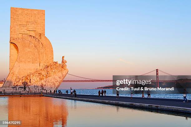portugal, lisbon, the discoveries monument - puente 25 de abril fotografías e imágenes de stock