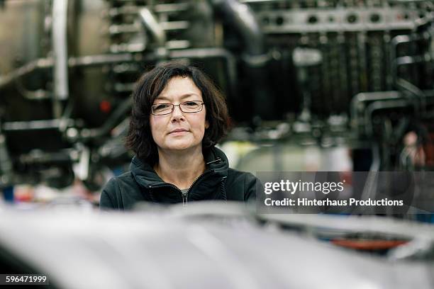 portrait of a female aircraft engineer - blue collar portrait stock-fotos und bilder