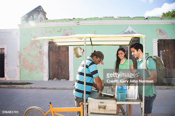 couple buy an ice-cream from street vendor. - turismo ecológico fotografías e imágenes de stock