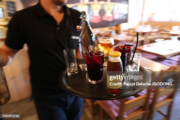 barman in a restaurant. - plateau stockfoto's en -beelden