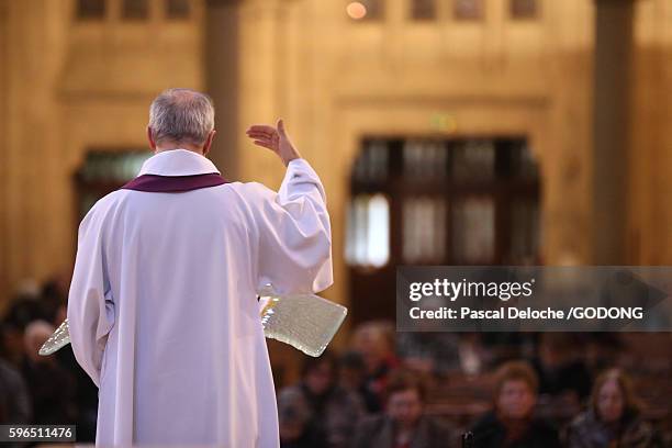catholic mass. priest. - priest stock pictures, royalty-free photos & images