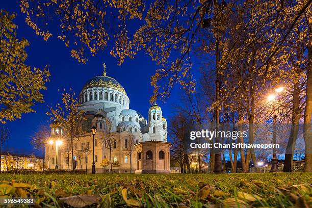 the naval cathedral of saint nicholas in kronstadt - st nicholas cathedral stock-fotos und bilder