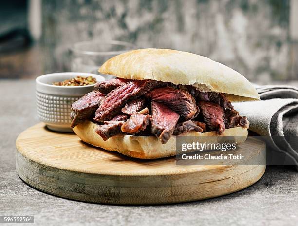 grilled steak sandwich - brotzeitbrett stock-fotos und bilder