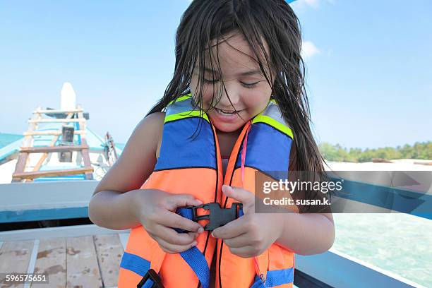 girl gets ready to snorkel in the sea - jaqueta salva vidas - fotografias e filmes do acervo