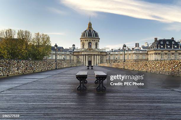 pont des arts - ルーヴル美術館 ストックフォトと画像