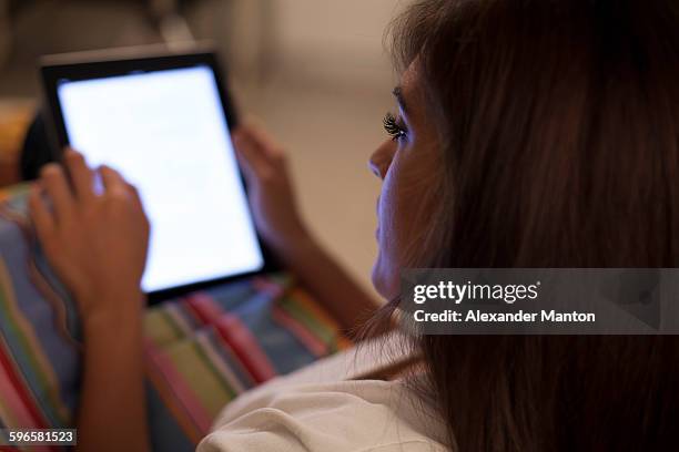 singapore, view of woman looking using tablet at night - night in fotografías e imágenes de stock