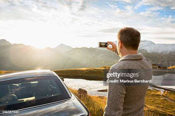 man taking picture with his cell phone - photo messaging foto e immagini stock