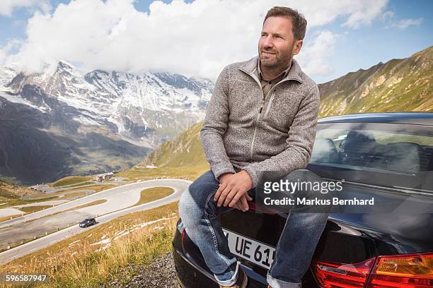 confident man enjoying a break during his trip - three quarter length stock pictures, royalty-free photos & images