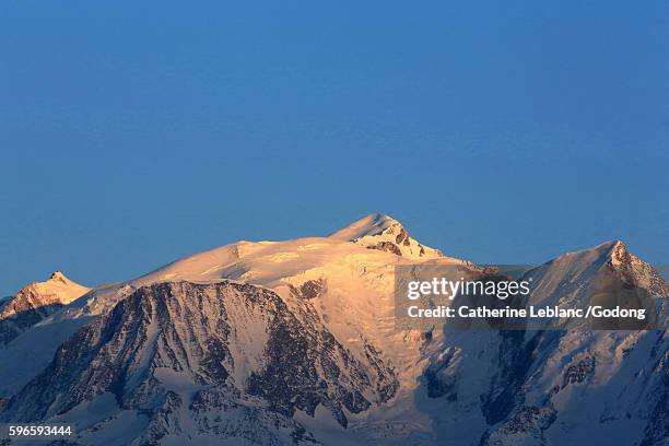 sunset on the mont blanc. 4 808,73 m. dôme du goûter. - goûter stock pictures, royalty-free photos & images