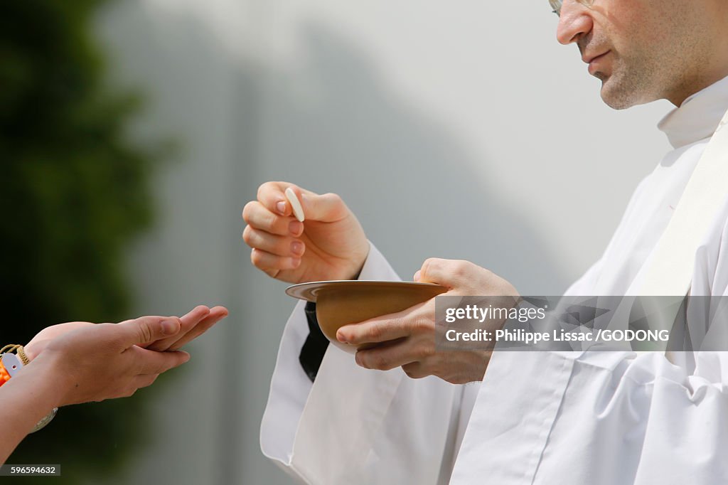 FRAT catholic youth camp. Mass. Holy communion.
