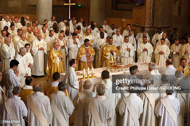 chrism mass in sainte genevieve's cathedral, nanterre. - religious mass photos et images de collection