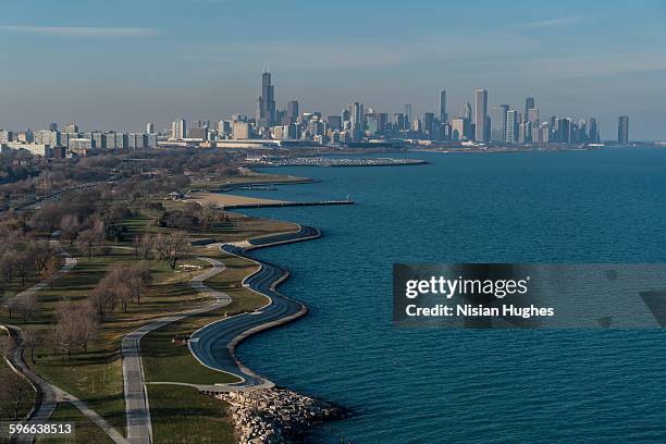 aerial of south lake shore drive in chicago - michigan meer stockfoto's en -beelden