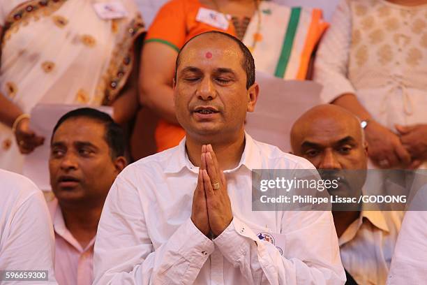 inter-religious homage to the indian soldiers killed in world war 1. hindu prayer. - french and indian war stock pictures, royalty-free photos & images