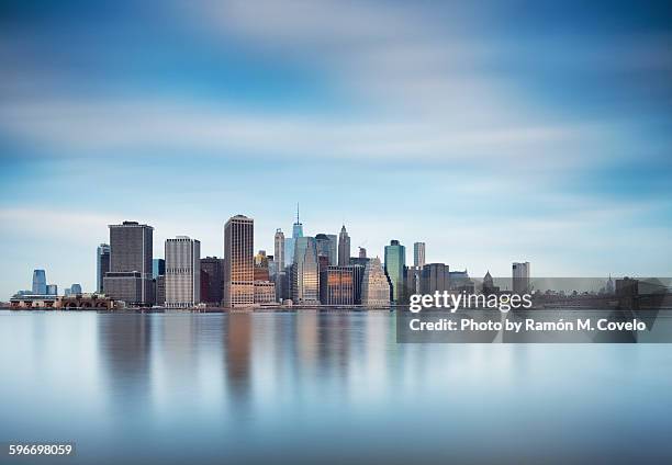 golden manhattan - new york skyline fotografías e imágenes de stock