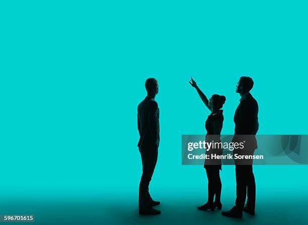 3 young business people  in siloette - sillhouette photos et images de collection